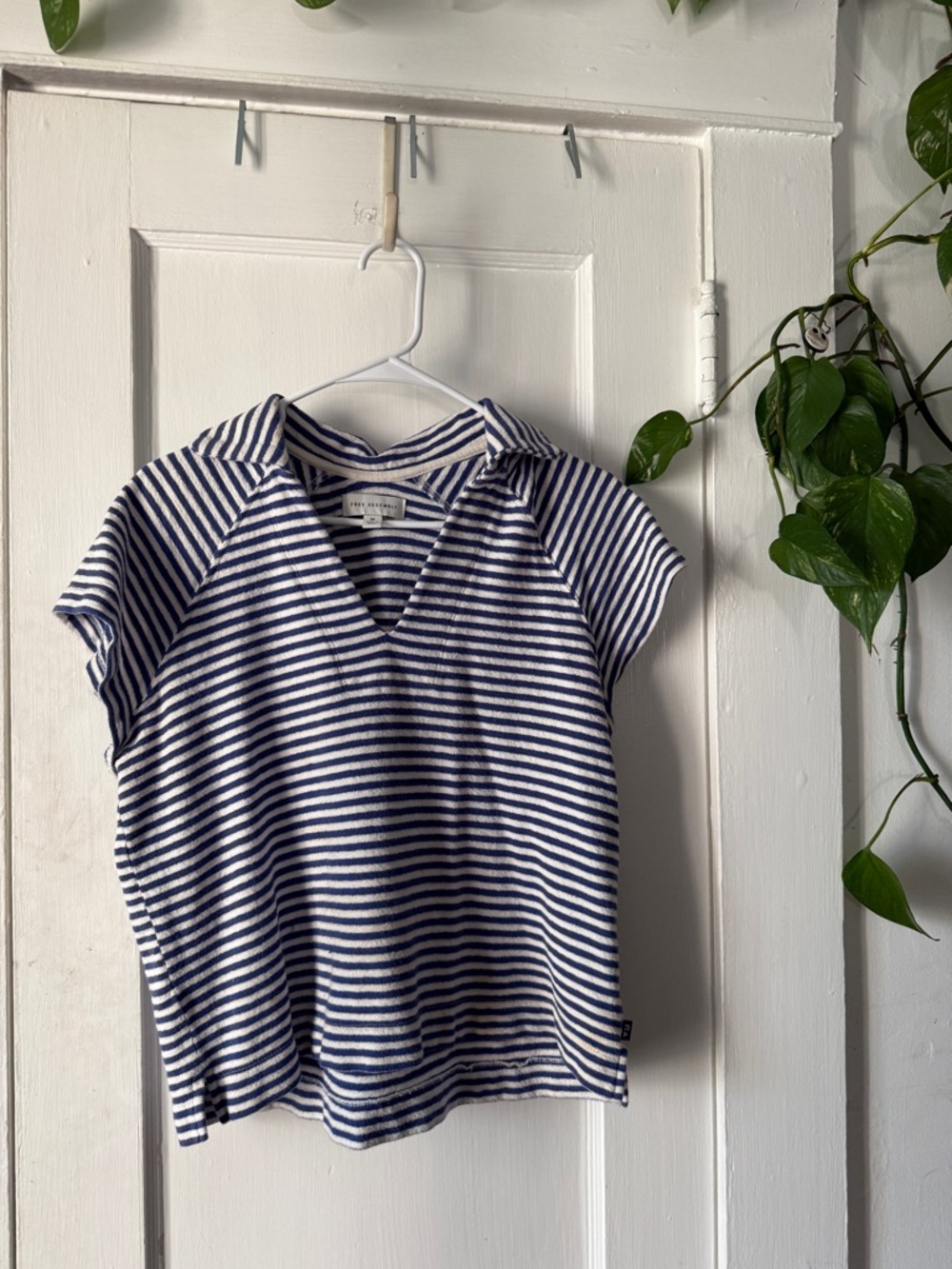 Free Assembly size M Blue and White Striped Hooded Pullover short sleeve